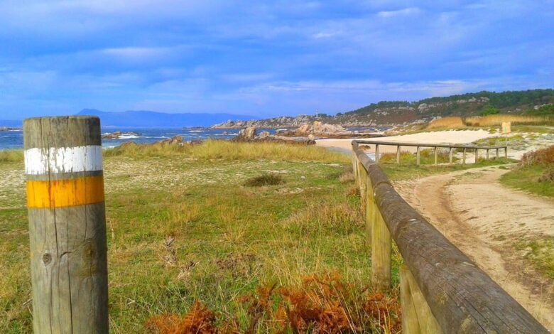 Ruta de senderismo en Galicia que debes recorrer este invierno paseo sobre el mar