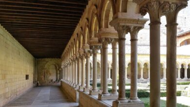 Π‘ΠΊΡΡΡΠ°Ρ ΠΆΠ΅ΠΌΡΡΠΆΠΈΠ½Π° ΠΠ°Π»Π΅Π½ΡΠΈΠΈ: ΠΌΠΎΠ½Π°ΡΡΡΡΡΠΊΠΈΠΉ Π΄Π²ΠΎΡ