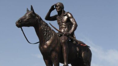 В Севилье стоит памятник