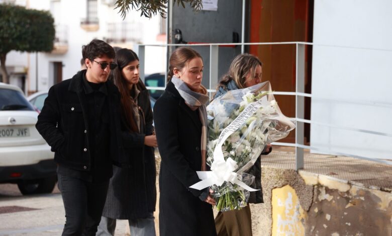 Друзья семьи требуют справедливости после трагедии в Адамусе