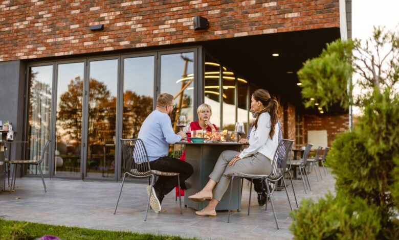 When Neighbors Can Demand Removal of Glazing in an Inner Courtyard in Spain