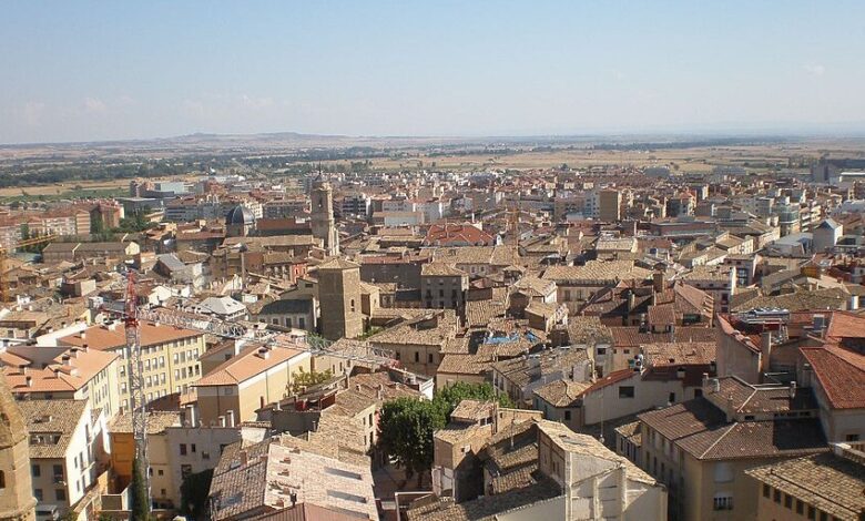 How many people live in Huesca and why is this city becoming increasingly attractive