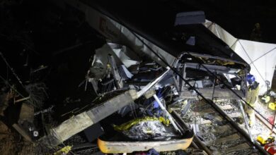 Смертельная катастрофа на железной дороге в Каталонии: поезд сошел с рельсов после удара о стену