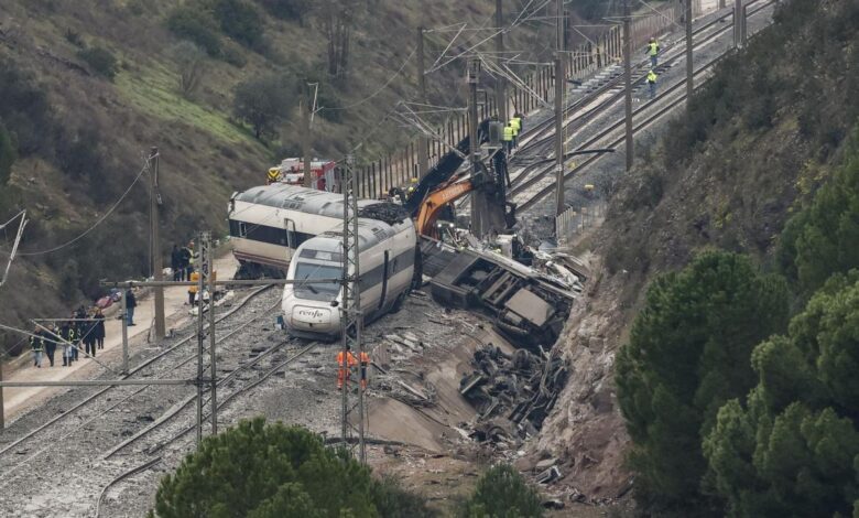 Тайна ночи на рельсах: кто спасал раненых в перевернутом Alvia