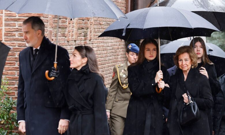 Потери в семье, отдаление от публики и разговоры с ушедшими — что происходит с матерью короля