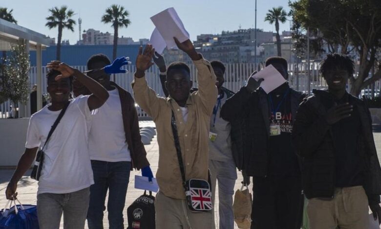 Полиция Испании прогнозирует втрое больше легализованных мигрантов, чем заявляет правительство