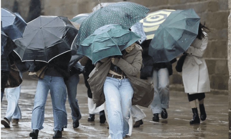 Powerful storm sweeps across Spain: wind, waves and snow in 13 regions
