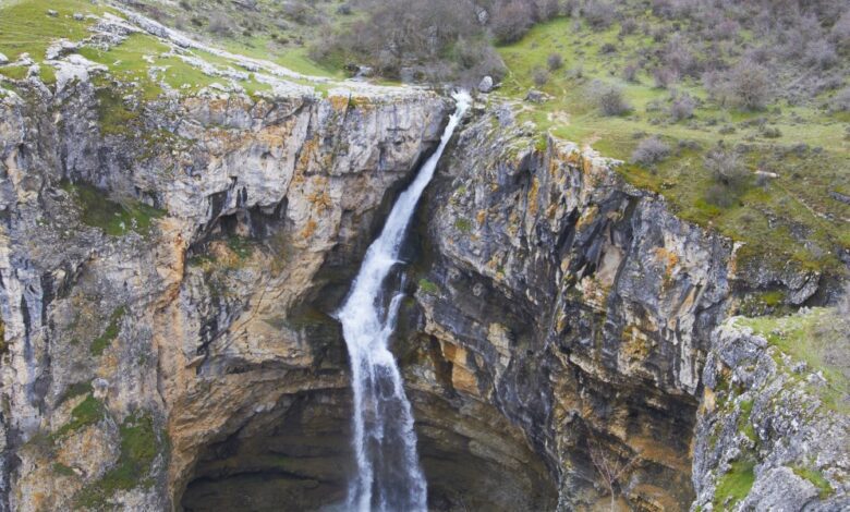 Редкие ледяные водопады Испании: где увидеть замерзшие каскады зимой