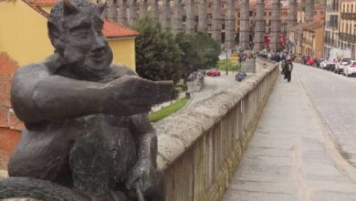 Скандальная статуя в центре Сеговии: почему туристы спорят о дьявольском селфи RUSSPAIN.COM