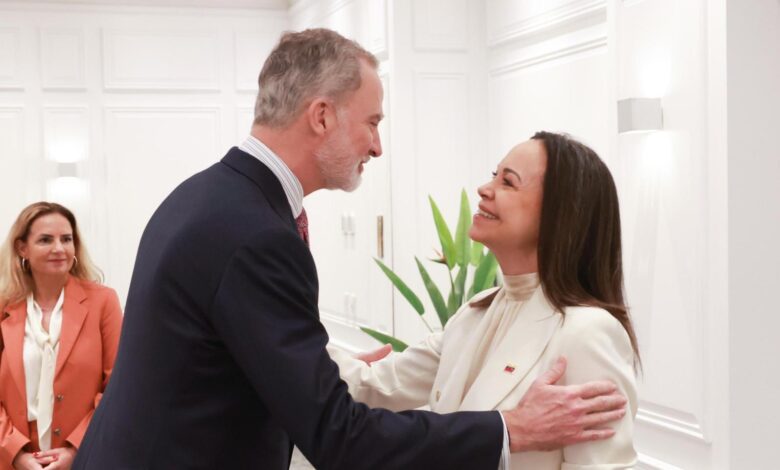 Встреча Фелипе VI с Марией Кориной Мачадо в Чили вызвала неожиданный резонанс