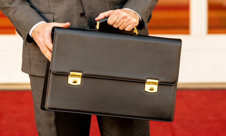 Испанское правительство меняет состав и принимает резонансные решения на фоне выборов