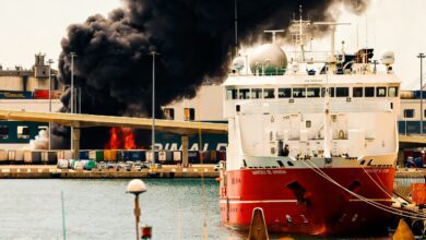 Масштабный пожар в порту Барселоны: эвакуация судна и густой дым над городом RUSSPAIN.COM