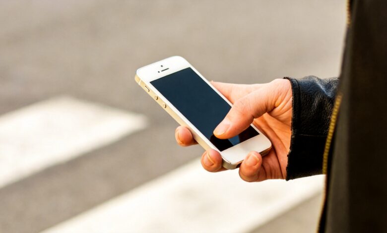 Uno de cada tres peatones en España se juega la vida por el móvil en el paso de cebra