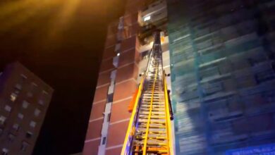 Пожар в Мадриде: полицейский спасает пенсионерку