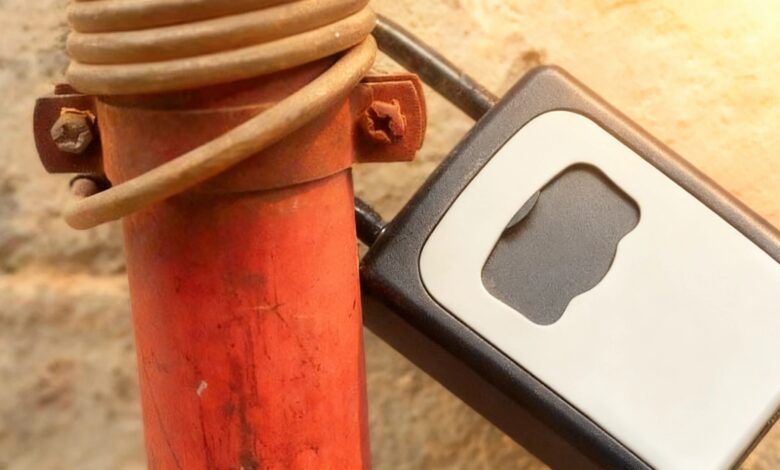 В Мадриде массово испорчены более 200 ключниц Airbnb на фоне роста протестов