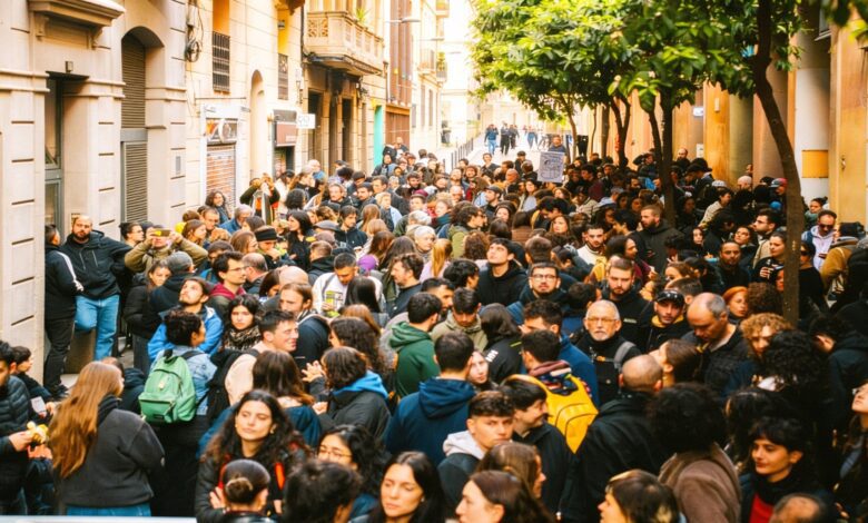 В Барселоне сотни жителей вышли против выселения арендатора из-за фонда