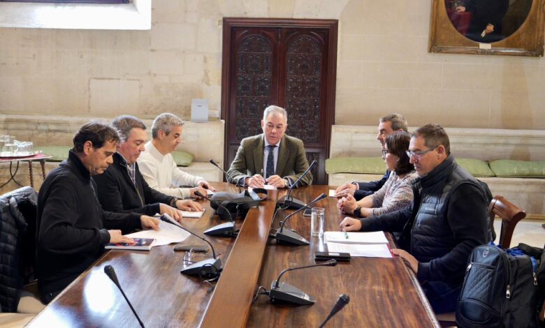 Севилья сохраняет рабочие места после передачи уборки школ частникам