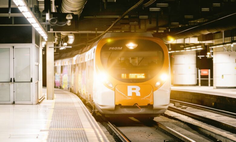 Сильный ветер приводит к сбою движения поездов в Жироне