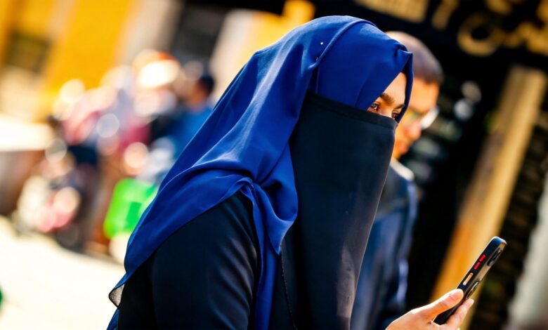 Севилья поддержала запрет бурки и никаба: юридические споры и политические мотивы