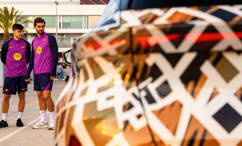 Футболисты Барселоны шутят и спорят, когда садятся в новый электрокар