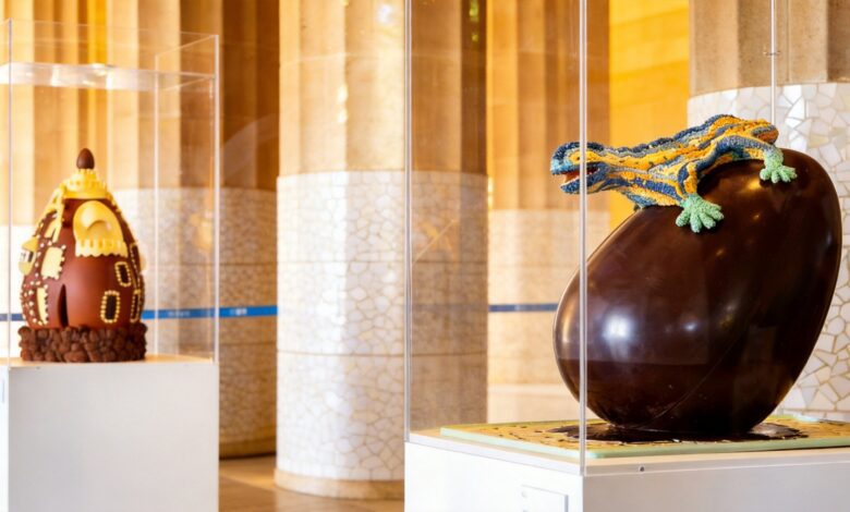 В Барселоне выставили гигантские шоколадные яйца в стиле Гауди