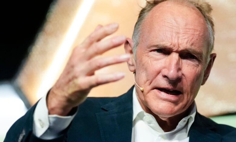 Создатель интернета выступил против алгоритмов соцсетей и назвал опасные тренды