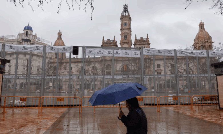 Опасный инцидент на Фальяс: женщина пострадала из-за падения арки освещения