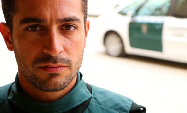 В Гранаде стажёр Guardia Civil спасла женщину после ДТП, разбив стекло авто