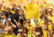 Власти Каталонии выплатят учителям до 858 евро в мае