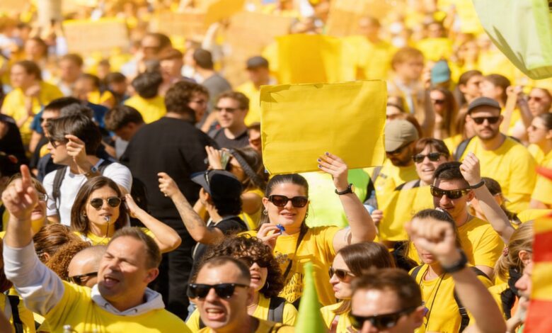 Власти Каталонии выплатят учителям до 858 евро в мае