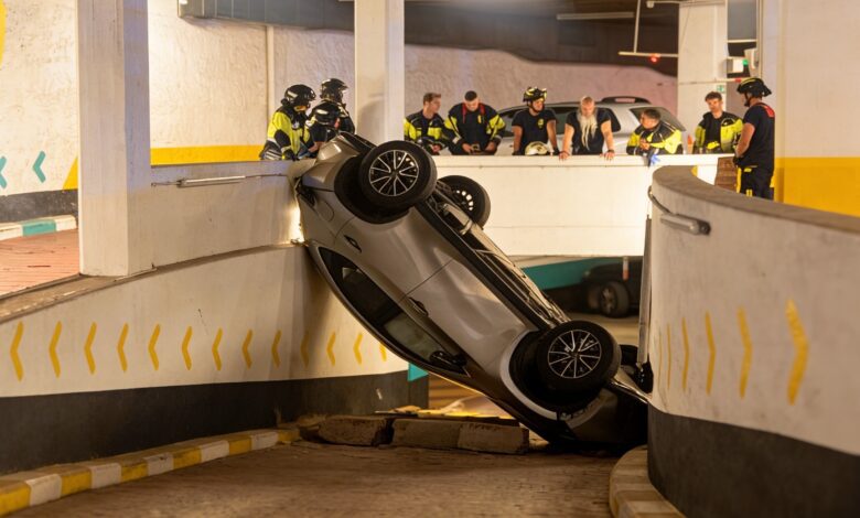 В Мадриде автомобиль с двумя пожилыми упал на нижний уровень парковки