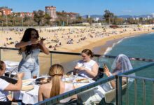 Каталонские пляжи заполнились туристами: отели фиксируют рекордную загрузку
