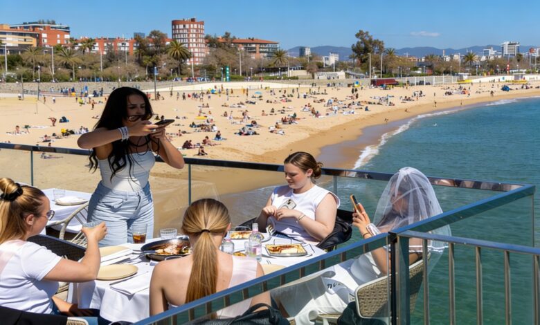 Каталонские пляжи заполнились туристами: отели фиксируют рекордную загрузку