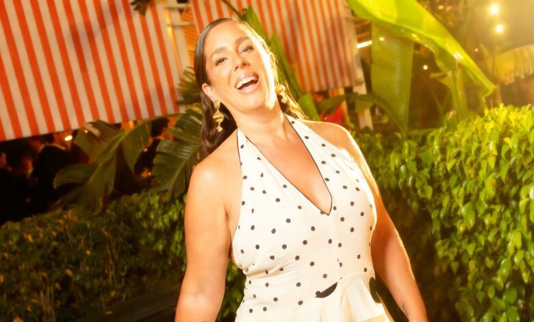 Anabel Pantoja выбирает эффектный образ с лунарес для ночи 'El Pescaíto' в Севилье