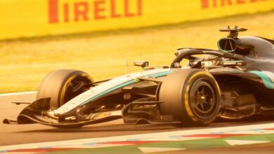 Russell вырывается вперёд