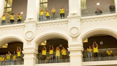 Работницы детсадов Мадрида выведены из зала заседаний после протестов RUSSPAIN.COM