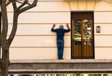 Житель Мадрида без обуви перелез по фасаду ради открытого балкона