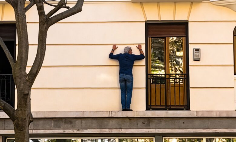 Житель Мадрида без обуви перелез по фасаду ради открытого балкона