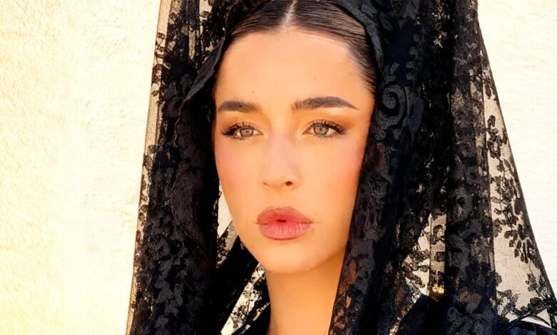 Лола Индого исполнила обещание бабушке на процессии в Гранаде