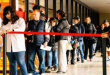 В Мадриде мигранты выстраиваются в очереди за справкой для легализации