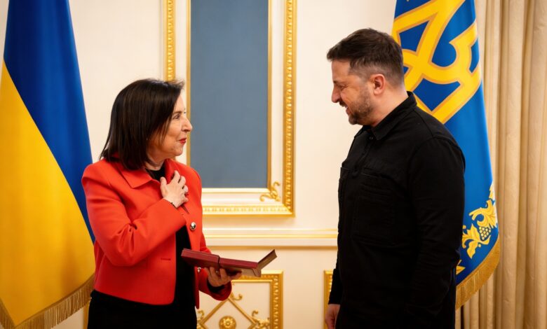 Zelenski condecora a Margarita Robles por su apoyo a Ucrania y debate ayuda militar