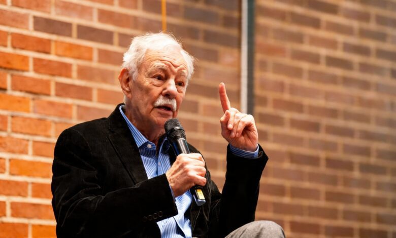 Почему писатель Eduardo Mendoza требует переименовать День Sant Jordi в Каталонии