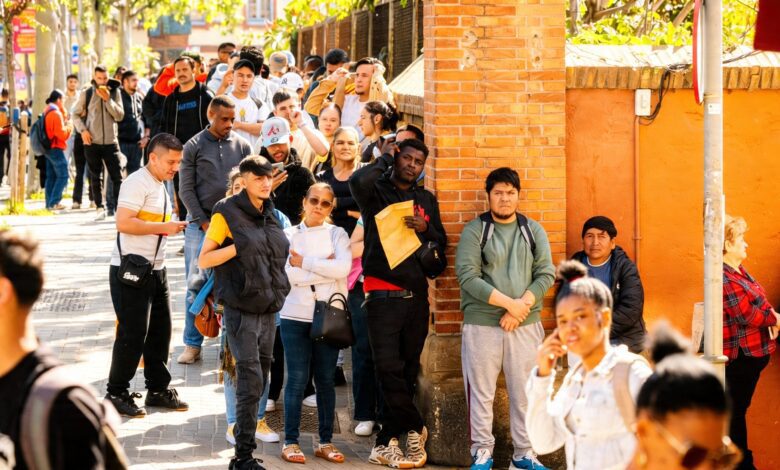 Thousands of Migrants Line Up for Vulnerability Certificates in Catalonia