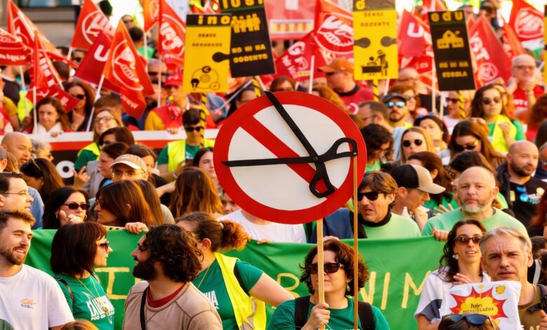 Valencia teachers threaten indefinite strike amid disputes over figures and demands