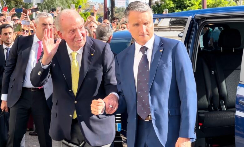 Финалисты премии обсуждают реакцию на визит монарха