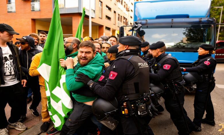 В Мадриде восемь человек выселили из мини-жилья: что стоит за этим