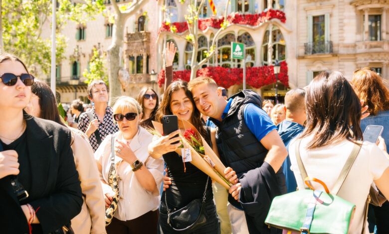 Сотни жителей и туристов вышли на Sant Jordi 2026 в Барселоне