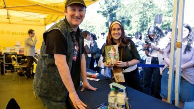 Очереди за автографами на Sant Jordi: молодежь превращает книги в личные реликвии RUSSPAIN.COM