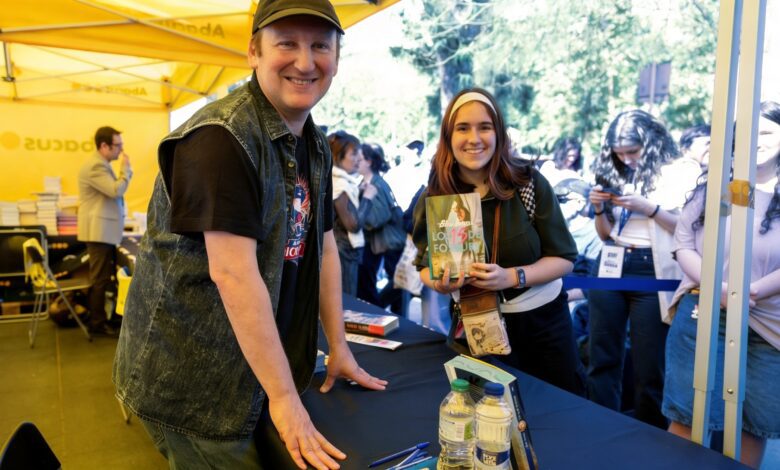 Очереди за автографами на Sant Jordi: молодежь превращает книги в личные реликвии