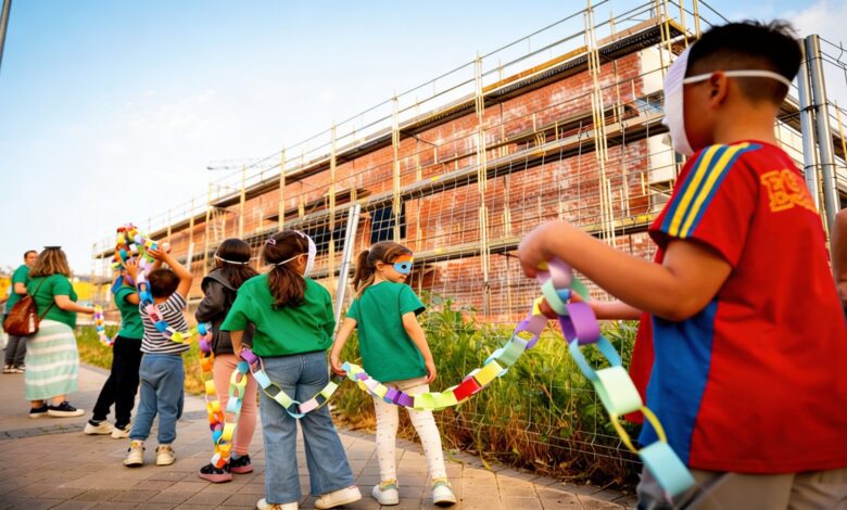 Cinco años de espera padres e hijos pasan la noche en una escuela sin terminar en Madrid